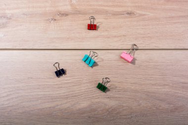 Görünürde saplı metalik cilt kliplerinin resmi