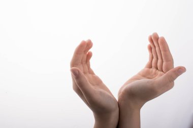 Beyaz bir arka planda el ele tutuşmak