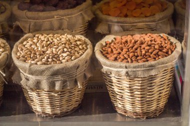 Hasır sepet dolusu çeşit fındık.