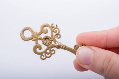 Bir retro tarzı altın rengi dekoratif anahtar tutan çocuk el