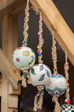 Sokak pazarında hediyelik eşya olarak renkli Türk seramik topları