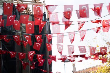 Türk ulusal bayrağı açık havada sokakta bir ipe asılı duruyor
