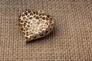 Nesneyi tuval üzerine bir ok ile kalp şeklinde