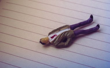 Beyaz bir kağıt üzerinde dinlenen erkek heykeli