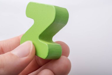 Tahtadan yapılmış Z harfi küpü.