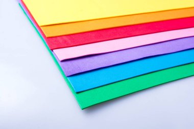 Geometrik renk örtüşmesindeki malzeme tasarımı renkli katmanlar