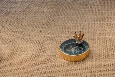 Pusula ve mini taç bir tuval arka plan üzerine yerleştirilen