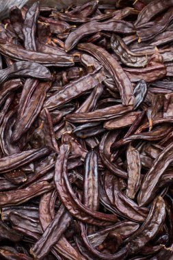 Manzarada yüzlerce kuru kahverengi sürahi var.