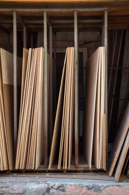 Büyük dikdörtgen ahşap paneller ekran içinde üst üste dizilmiş