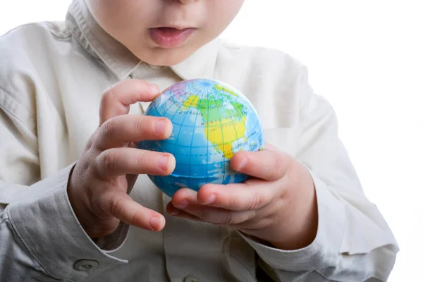 Bebé Sosteniendo Pequeño Globo Mano Sobre Fondo Blanco — Foto de Stock