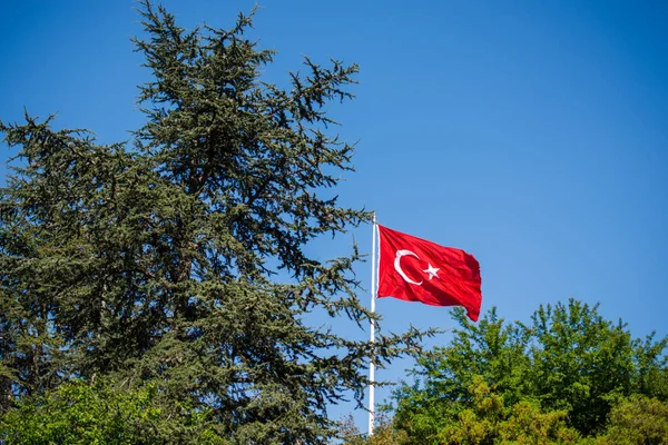Bandeira Nacional Turca Pendurar Pólo Livre — Fotografia de Stock
