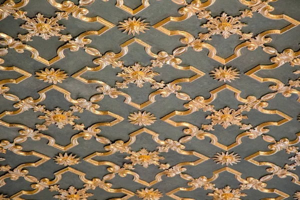 Osmanlı zamanının tahta üzerindeki çiçek desenli sanat örneği