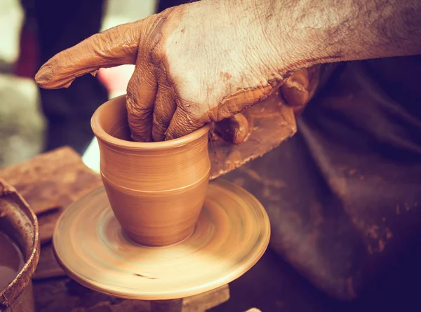 Ręce Pottera Kształtują Glinę Garnku — Zdjęcie stockowe