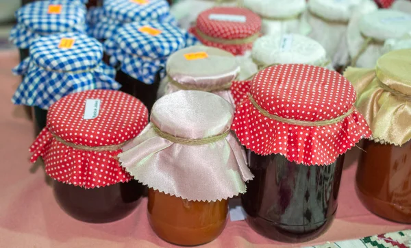 Marmelade Mit Stoff Bedeckten Gläsern Blick — Stockfoto