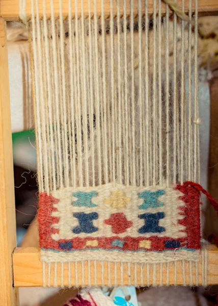 Dokuma tezgahında yapılmış geleneksel halılar