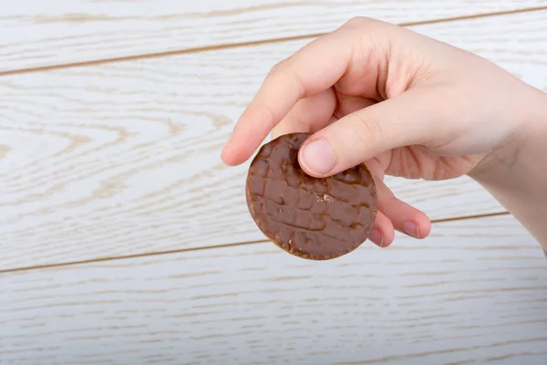 Рука Тримає Шоколадне Печиво Дерев Яному Фоні — стокове фото