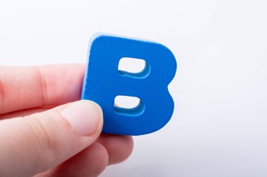 Tahtadan yapılmış alfabe B harfi küpü.