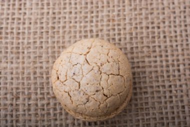 Keten bir tuval üzerine elinde Türk badem çerez