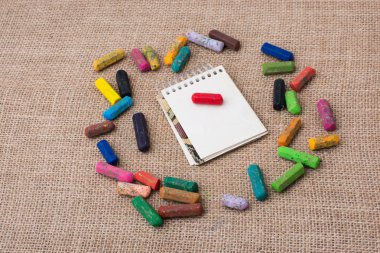 Tuval üzerinde çeşitli renklerde boya kalemleri