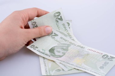 20 Turksh Lirası banknot beyaz arka plan üzerinde tutan el