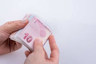 Turksh Lirası banknotlar beyaz arka plan üzerinde tutan el
