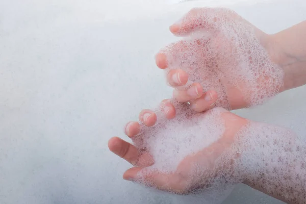 泡状の背景に手洗いと石鹸泡 — ストック写真