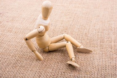 Tuval üzerinde poz bir adamın ahşap bebek