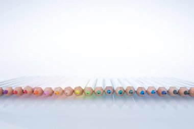 Beyaz arkaplanda çeşitli renk kalemleri