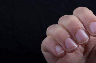 Siyah arka planda genç el hareketi