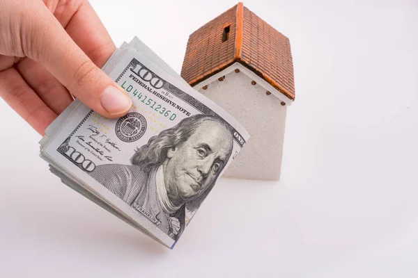 Mano Humana Sosteniendo Billetes Dólar Americano Lado Casa Modelo Sobre — Foto de Stock
