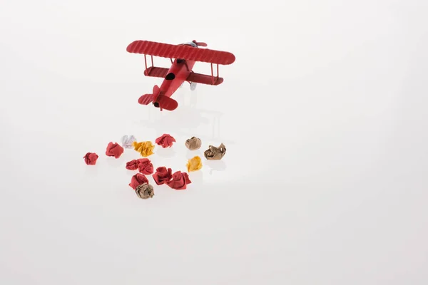 Piros Repülőgép Gyűrött Papír Fehér Alapon — Stock Fotó