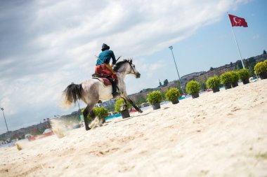 Türk erkeği ve binicisi etnik kıyafet örnekleri