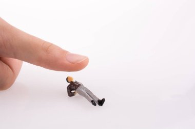 Beyaz arka planda insan figürünü ezmek için el atmak