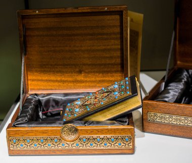 Süslü ve kutulu kutsal Kur 'an.