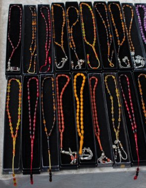 Çeşitli renkte tespih seti