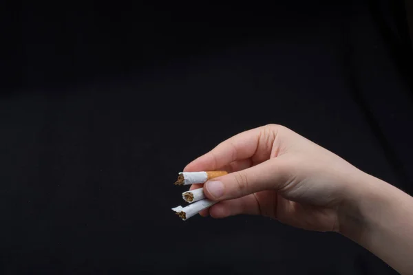 Hand Bryter Cigarett Svart Bakgrund — Stockfoto