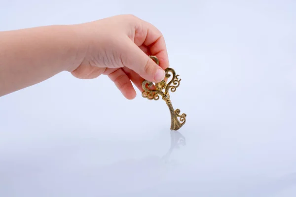 Χέρι Παιδί Που Κρατά Ένα Ρετρό Στυλ Διακοσμητικό Κλειδί — Φωτογραφία Αρχείου