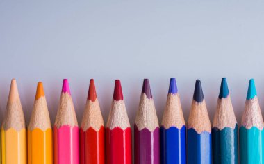 Beyaz arkaplana çeşitli renklerin renk kalemleri