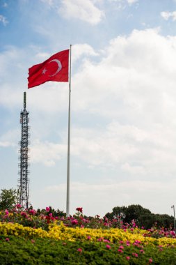 Bir park Tv Kulesi tarafından bir kutbunda Türk ulusal bayrak dayan