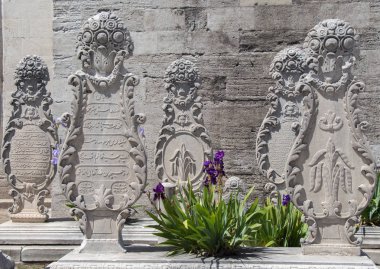 İstanbul 'daki mezarlarda Osmanlı zamanından kalma eski taşlar