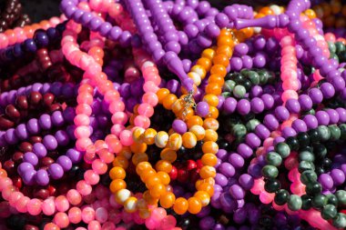 Çeşitli renkte tespih seti