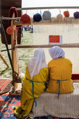 Dokuma tezgahında yapılmış geleneksel halılar