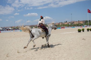 Türk erkeği ve binicisi etnik kıyafet örnekleri
