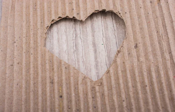 Kalp Şekli Kahverengi Bir Kartondan Kesilmiş — Stok fotoğraf