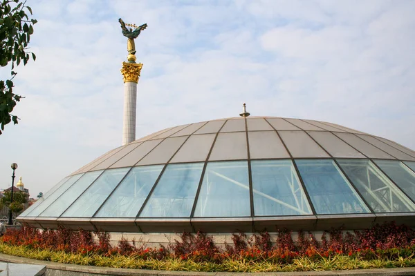 Statue Ange Cuivre Plaqué Debout Sur Grand Pilier Centre Kiev — Photo