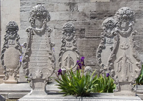 İstanbul 'daki mezarlarda Osmanlı zamanından kalma eski taşlar