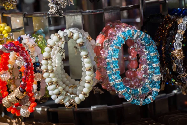 Çeşitli renkte renkli boncuklar.