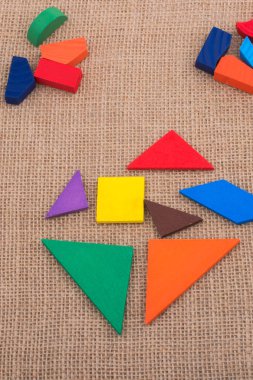 Kare tangram bulmacasının renkli parçaları