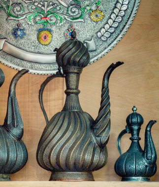 Antika pazarında doğu usulü antik metal sürahi.
