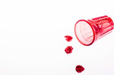 Kırmızı renk desenleri ile bardak içme